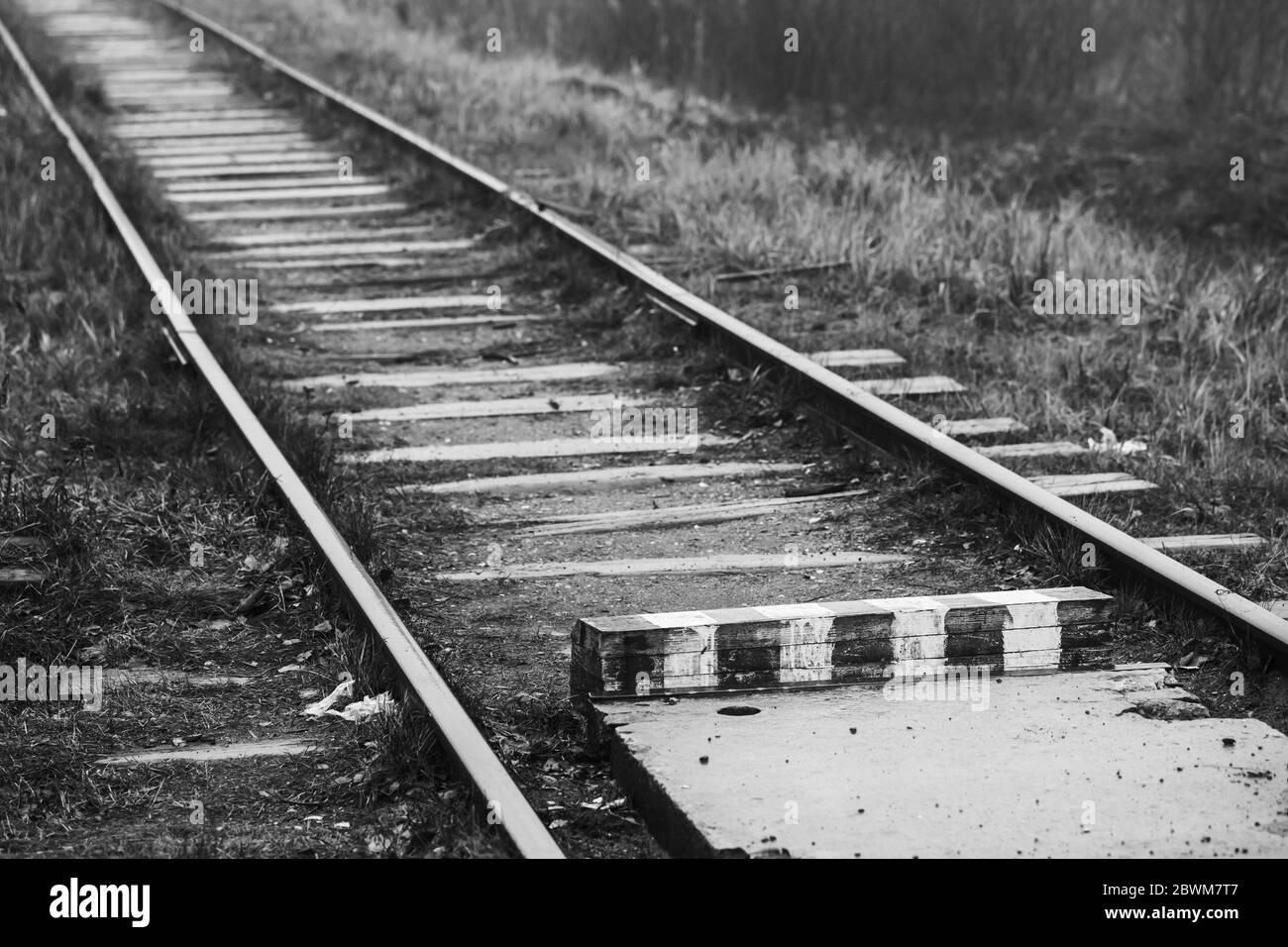 Chemin de fer vide et panneau de bordure en bois rayé, arrière-plan photo noir et blanc Banque D'Images