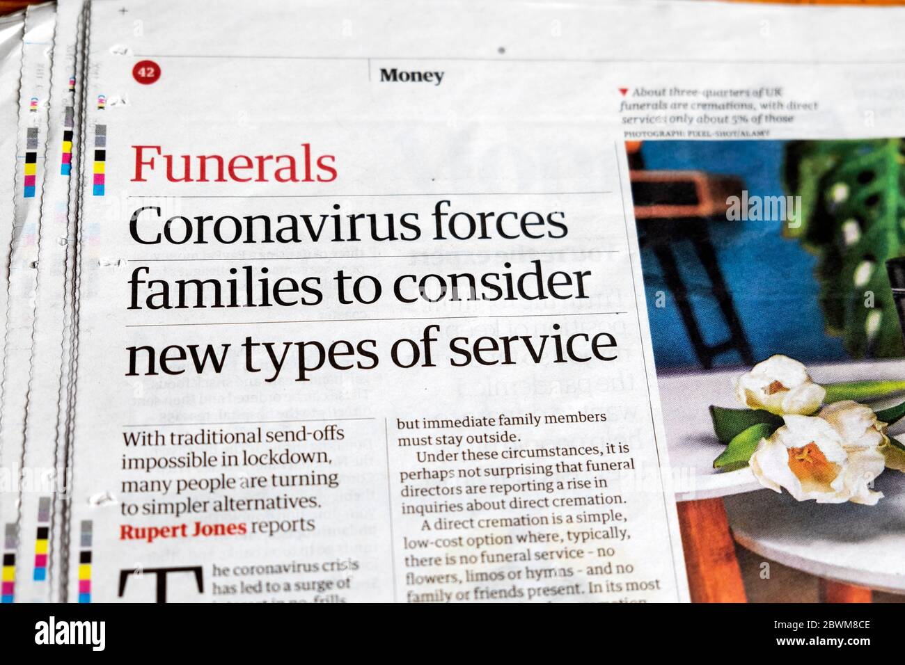 Section de l'argent de journal titre «funérailles: Coronavirus force les familles à envisager de nouveaux types de service» Banque D'Images