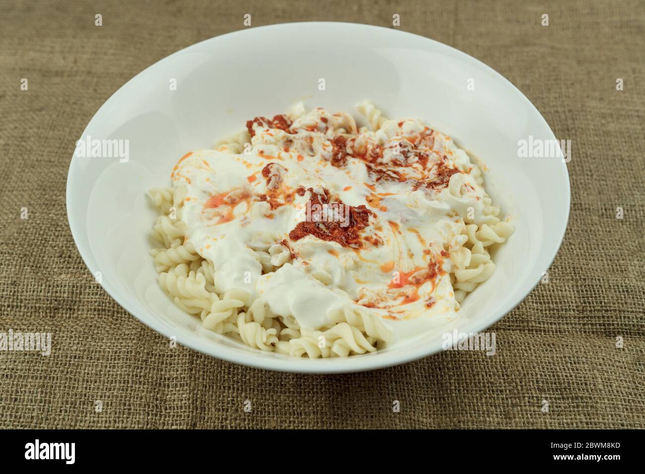 Des pâtes spiralées turques sont servies avec du yaourt et de la sauce