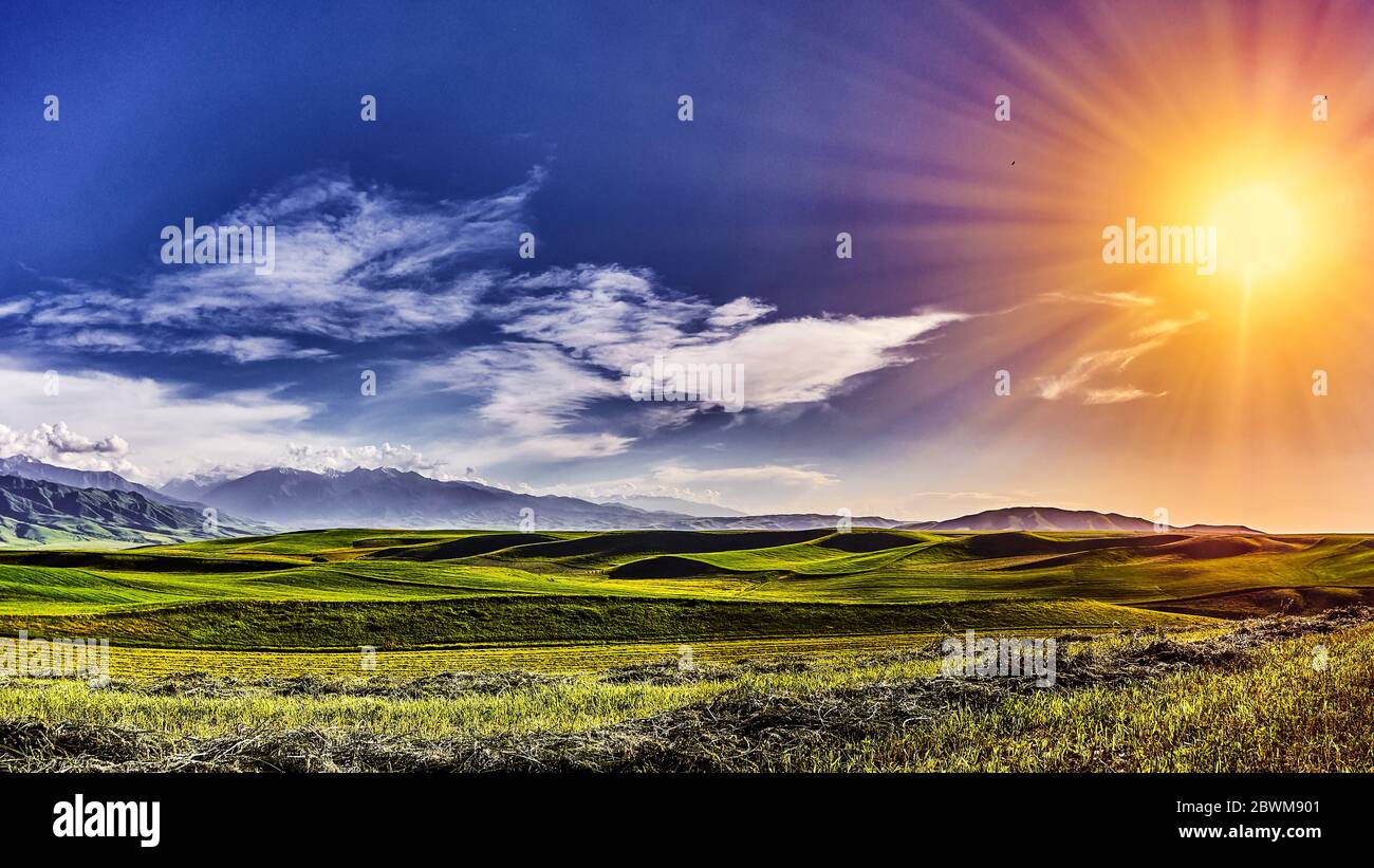 Panorama d'une vallée de montagne en été, vue aérienne. Coucher de soleil sur le conte des pics de montagne, nature extraordinaire, l'été dans les montagnes. Voyages, 2011-2012 Banque D'Images