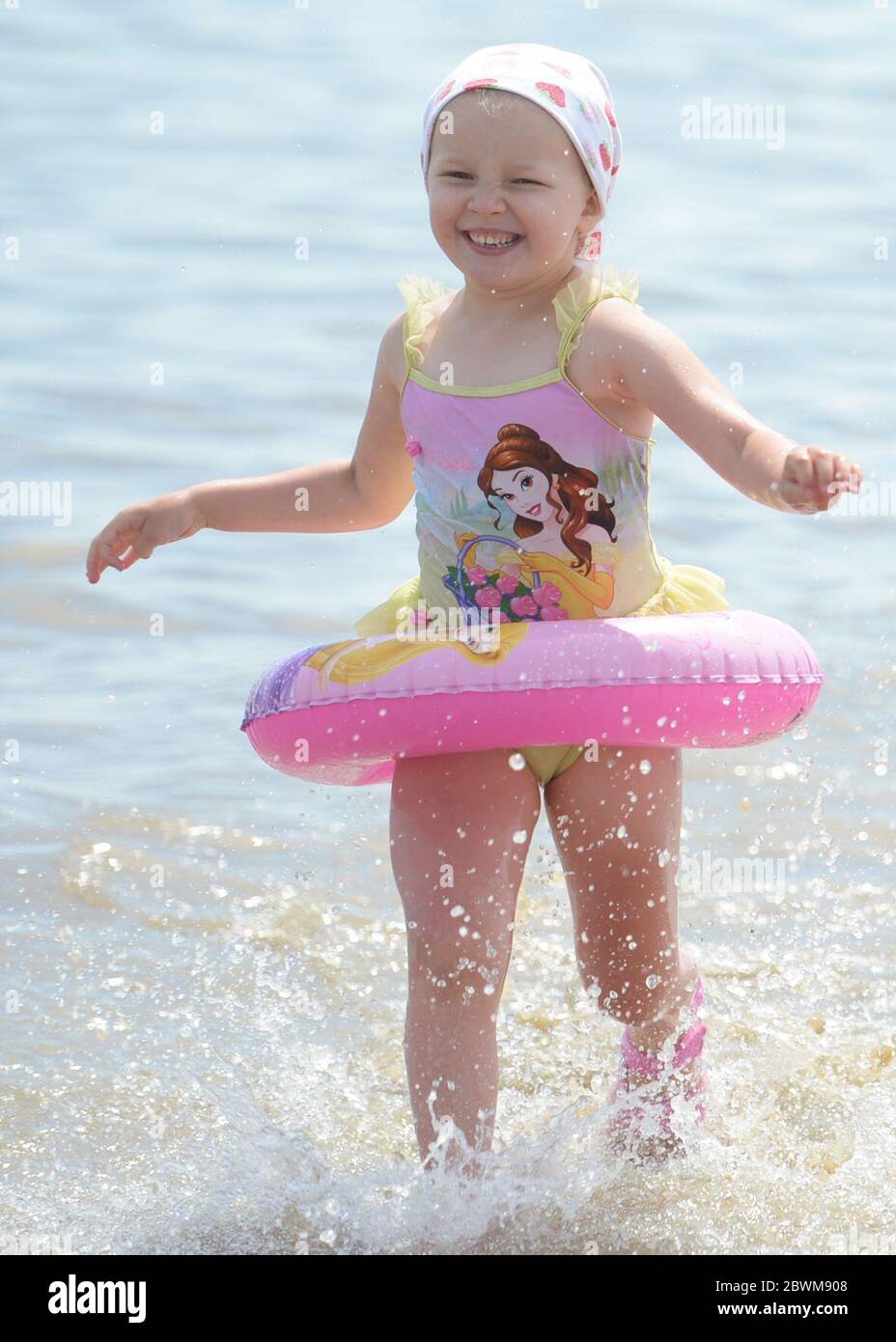 LA PERMISSION PARENTALE A ÉTÉ ACCORDÉE à trois jeunes filles qui profitent du beau temps sur la plage de Southend-on-Sea dans l'Essex, car le public est rappelé à pratiquer la distanciation sociale après le relâchement des restrictions de verrouillage en Angleterre. Banque D'Images