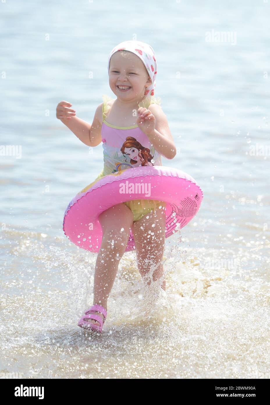 LA PERMISSION PARENTALE A ÉTÉ ACCORDÉE À UNE jeune fille qui profite du beau temps sur la plage de Southend-on-Sea dans l'Essex, car le public est rappelé à pratiquer la distanciation sociale après le relâchement des restrictions de verrouillage en Angleterre. Banque D'Images