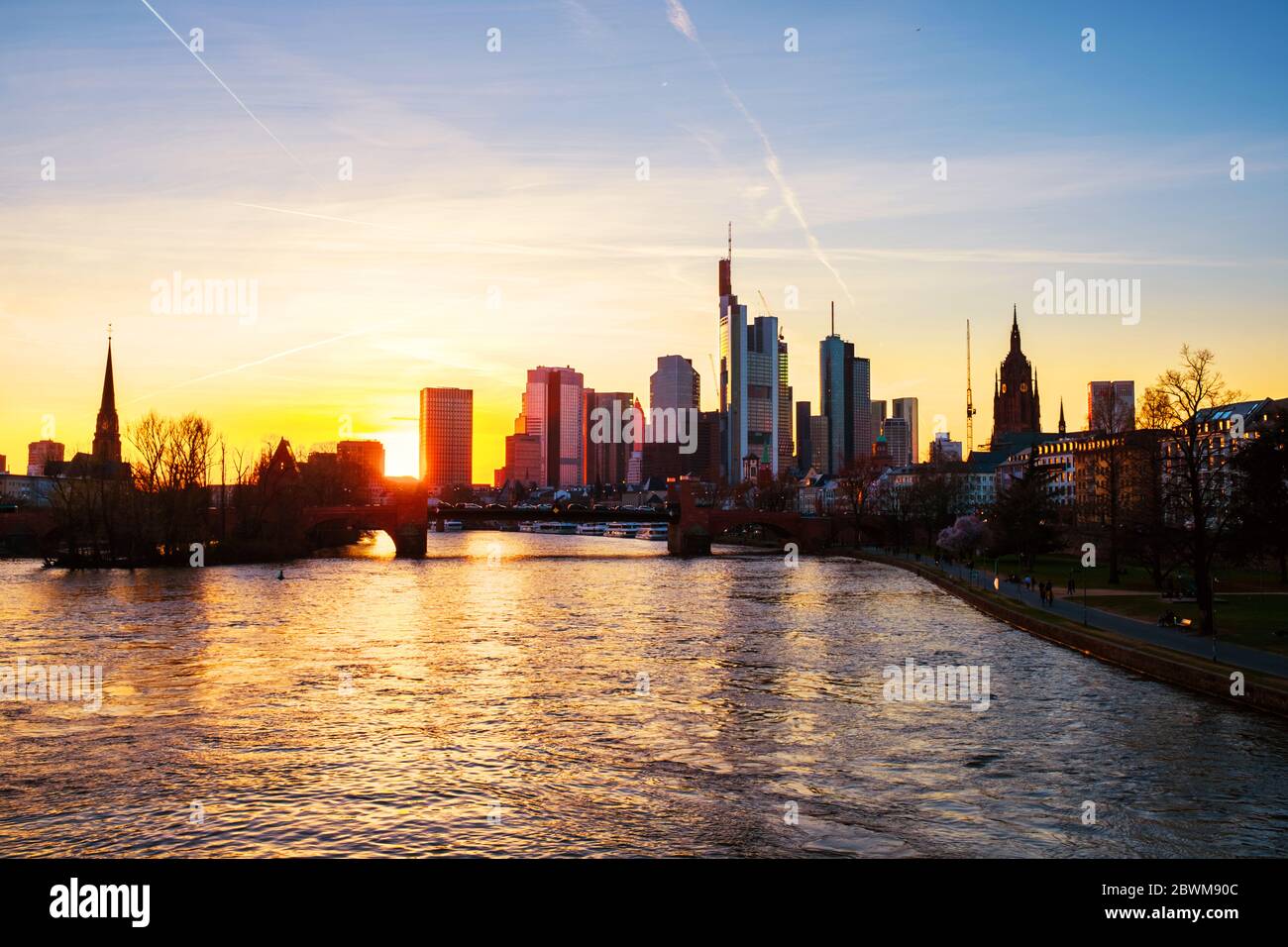 Francfort-sur-le-main, Allemagne. Horizon de Francfort, Allemagne au coucher du soleil avec célèbres gratte-ciels et rivière au crépuscule avec le soleil derrière les gratte-ciels Banque D'Images