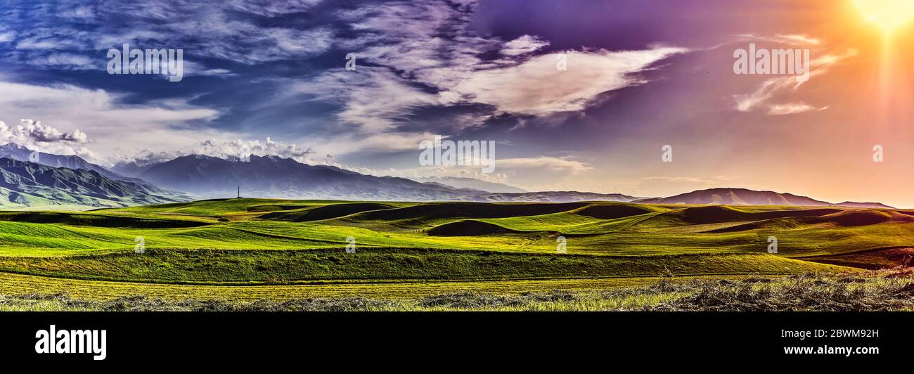Panorama d'une vallée de montagne en été, vue aérienne. Coucher de soleil sur le conte des pics de montagne, nature extraordinaire, l'été dans les montagnes. Voyages, 2011-2012 Banque D'Images