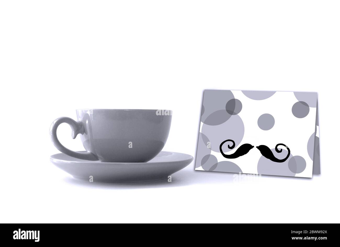 Étiquette Happy Pères Day avec boîte cadeau et tasse, sur table en bois, sur fond clair en noir et blanc. Maquette Banque D'Images