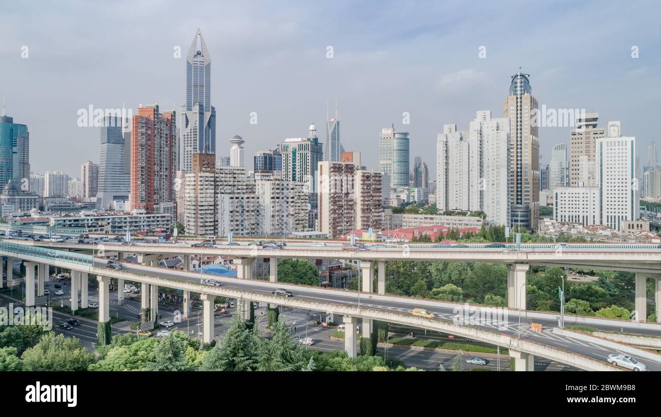 SHANGHAI, CHINE - 22 septembre : vue aérienne de la ville de Shanghai par temps ensoleillé. 22 septembre 2017 dans le district de Jingan, Shanghai, Chine. Banque D'Images