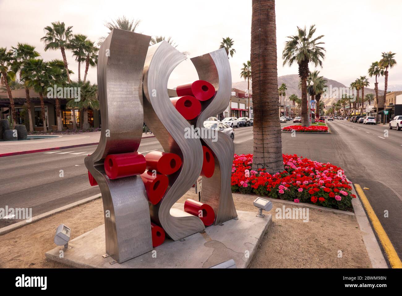 Sculpture sur la route médiane du centre-ville de Palm Desert CA Banque D'Images