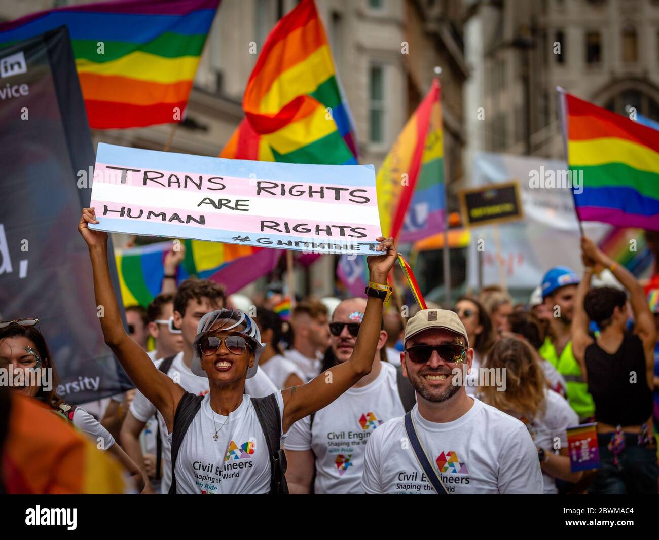 LONDRES, ANGLETERRE - JUILLET 06: TRANS Right sont des droits de l'homme étiquette tenue par femme pendant Pride à Londres 2019. La fierté de Londres est la plus grande, la plus grande d du Royaume-Uni Banque D'Images