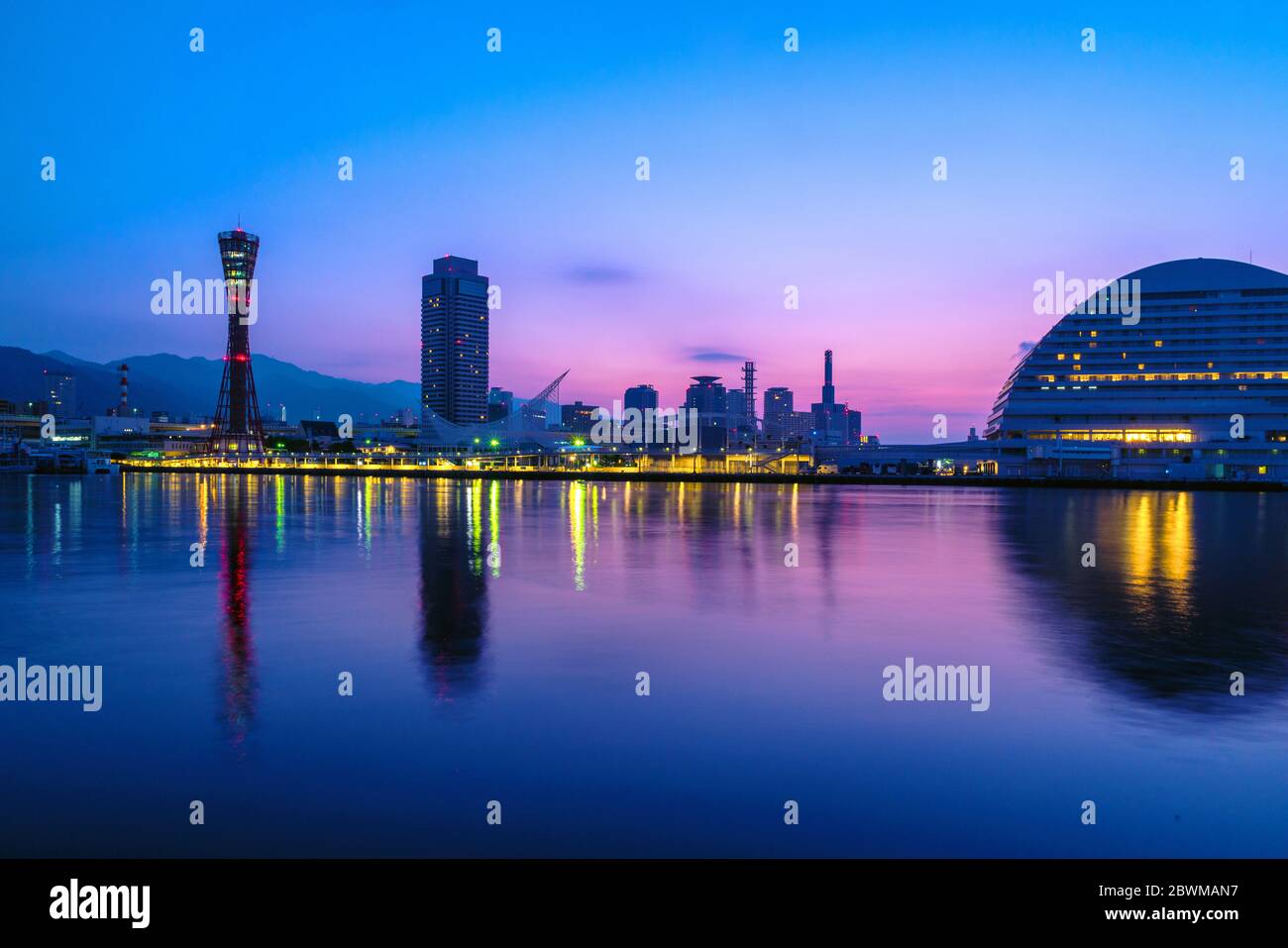 Kobe, Japon. Vue au lever du soleil à Kobe, Japon, avec ciel violet et bleu. Ciel sans nuages avec port et silhouettes de nombreux gratte-ciel et Port to Banque D'Images