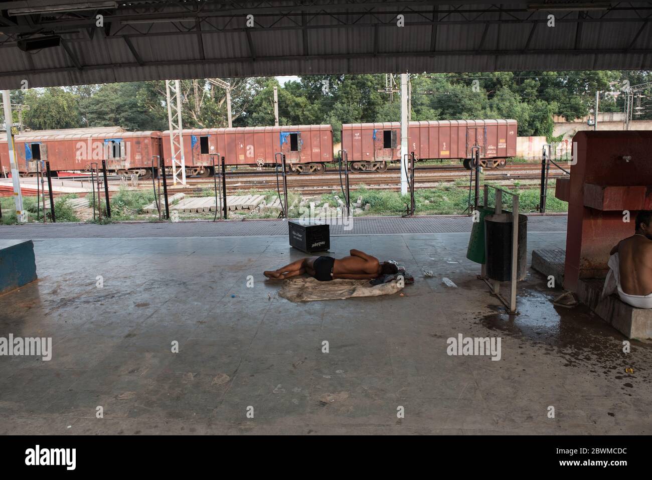 Passagers dormant à l'étage de la gare, Inde. Chemins de fer indiens. Voyage en train. Migrants. Banque D'Images