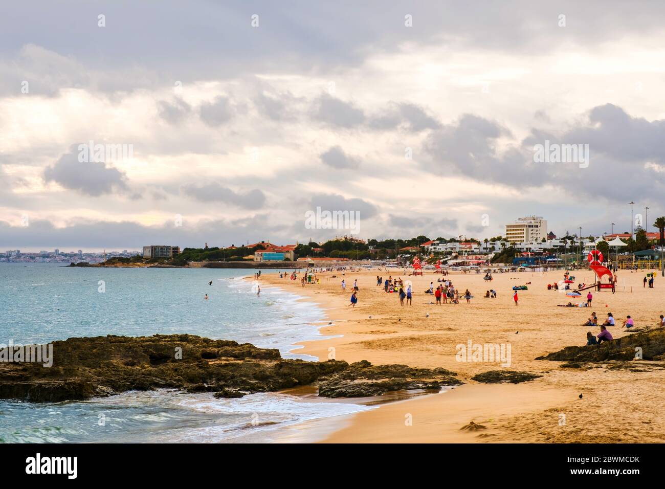Carcavelos, Portugal. Vue aérienne de la célèbre plage de Carcavelos près de Lisbonne, Portugal, par une journée nuageux. Le temps de la plage, de la mer Banque D'Images