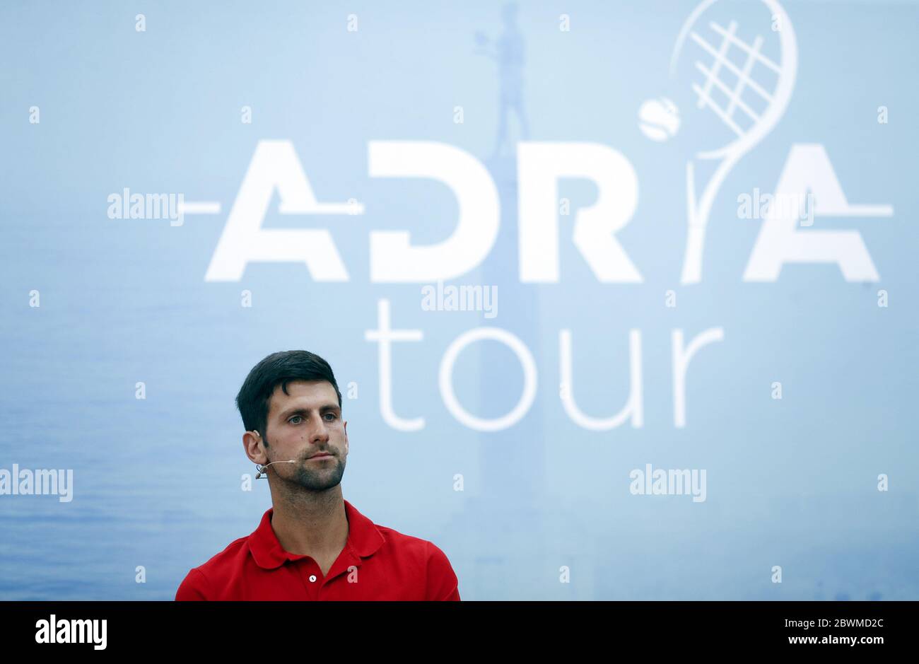 (200602) -- BEIJING, 2 juin 2020 (Xinhua) -- le joueur de tennis numéro 1 de Serbie, Novak Djokovic, pose pour des photos avant une conférence de presse à Belgrade, Serbie, le 25 mai 2020. (Photo par Predrag Milosavljevic/Xinhua) Banque D'Images