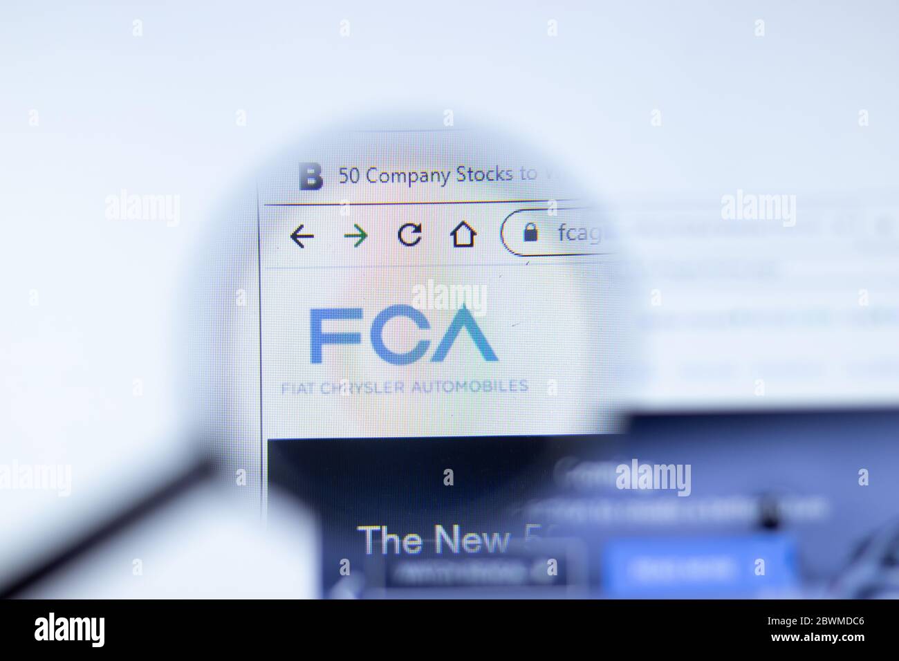 Moscou, Russie - 1 juin 2020 : page du site Fcagroup.com. Logo Fiat Chrysler FCA Group sur écran, illustration éditoriale. Banque D'Images