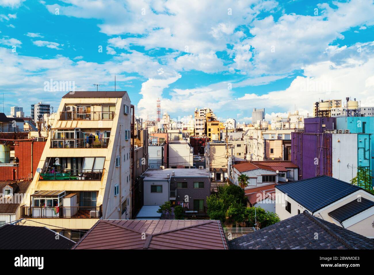 Tokyo, Japon. Horizon le matin, jour ensoleillé dans la zone urbaine d'Asakusa, Tokyo, Japon avec ciel bleu nuageux Banque D'Images