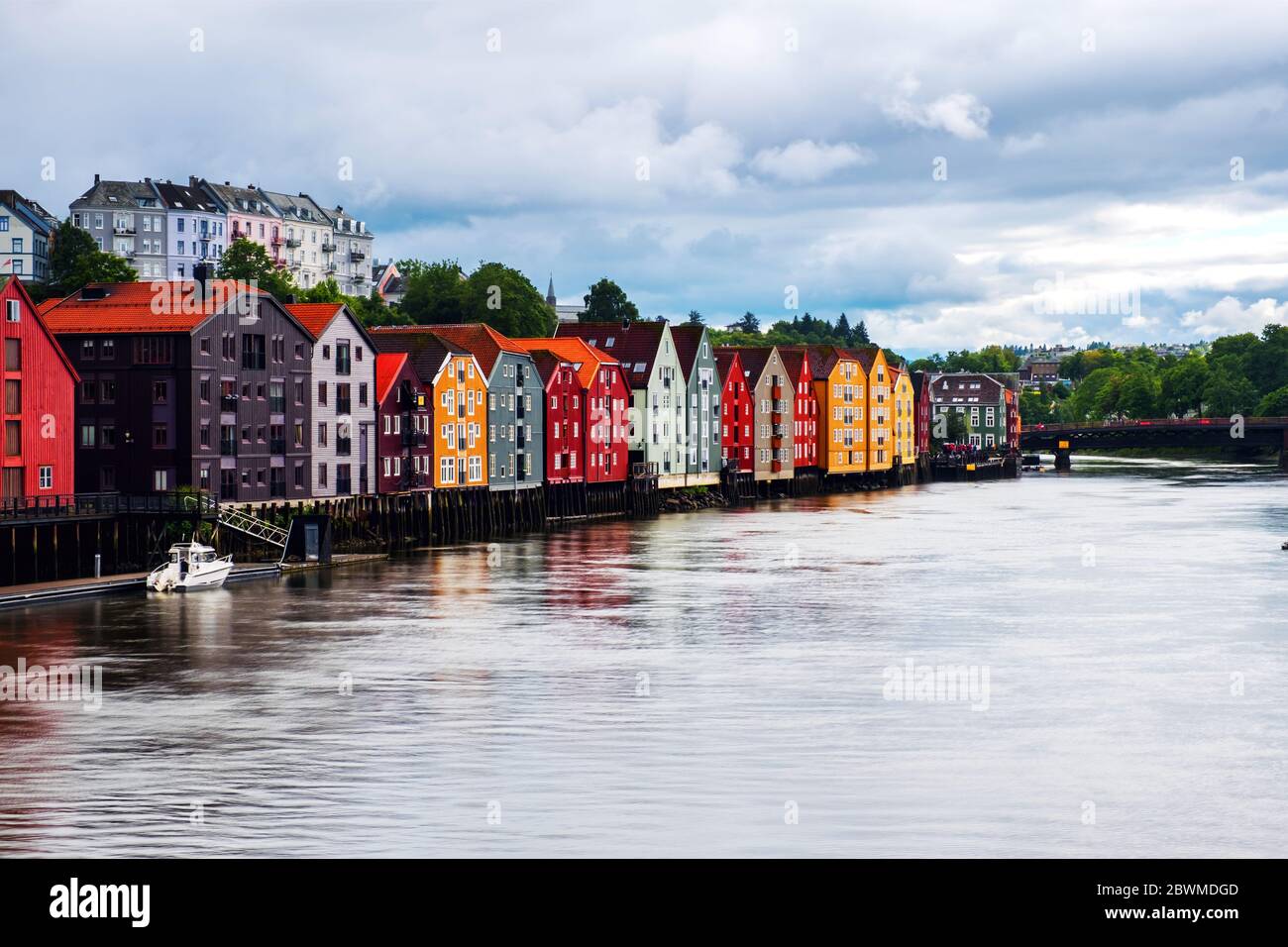 Trondheim, Norvège. Centre ville de Trondheim, Norvège pendant la journée d'été. Bâtiments historiques colorés Banque D'Images