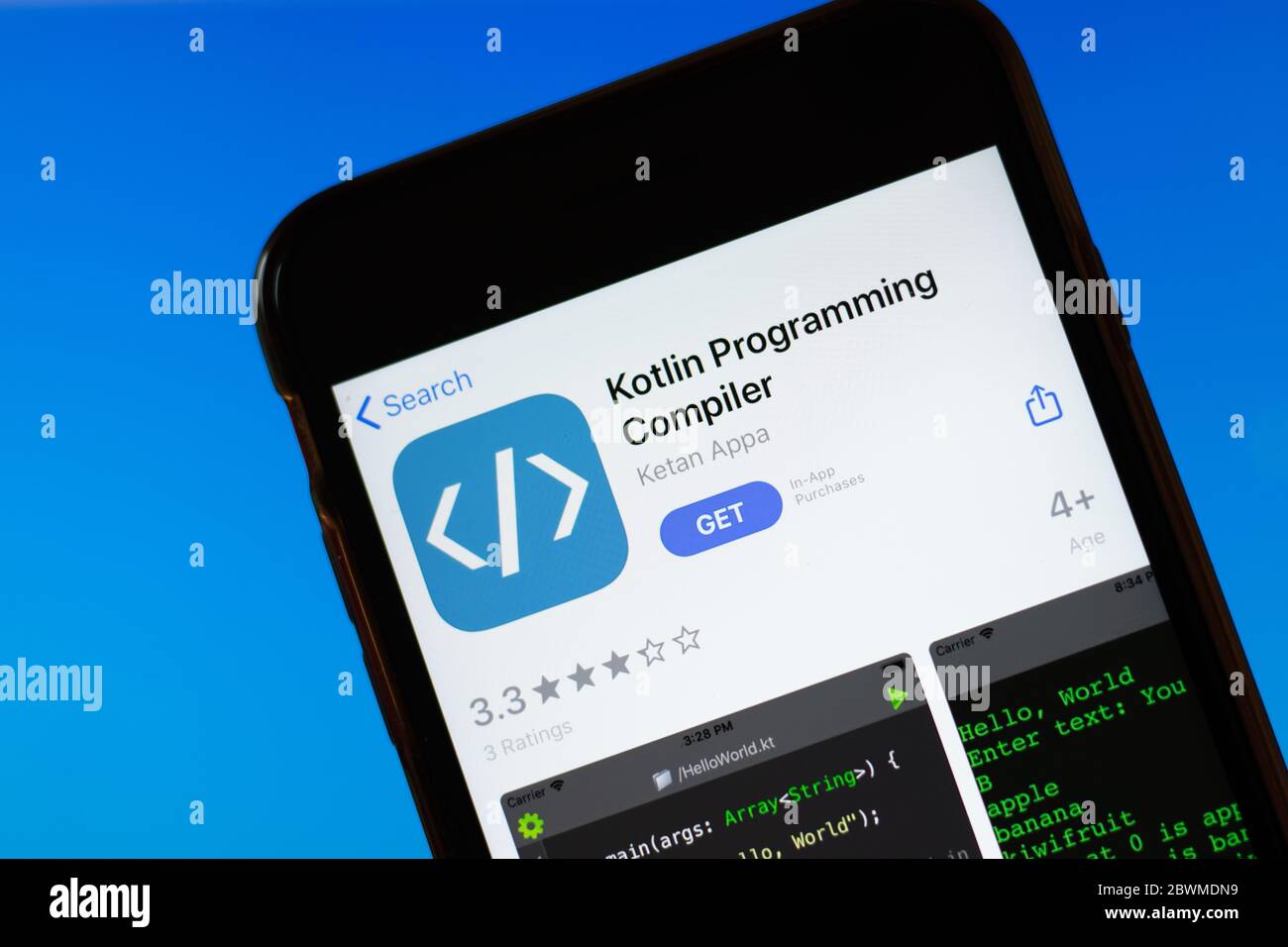 Moscou, Russie - 1er juin 2020 : Kotlin Programming Compiler application mobile logo gros plan sur écran, montage. Banque D'Images