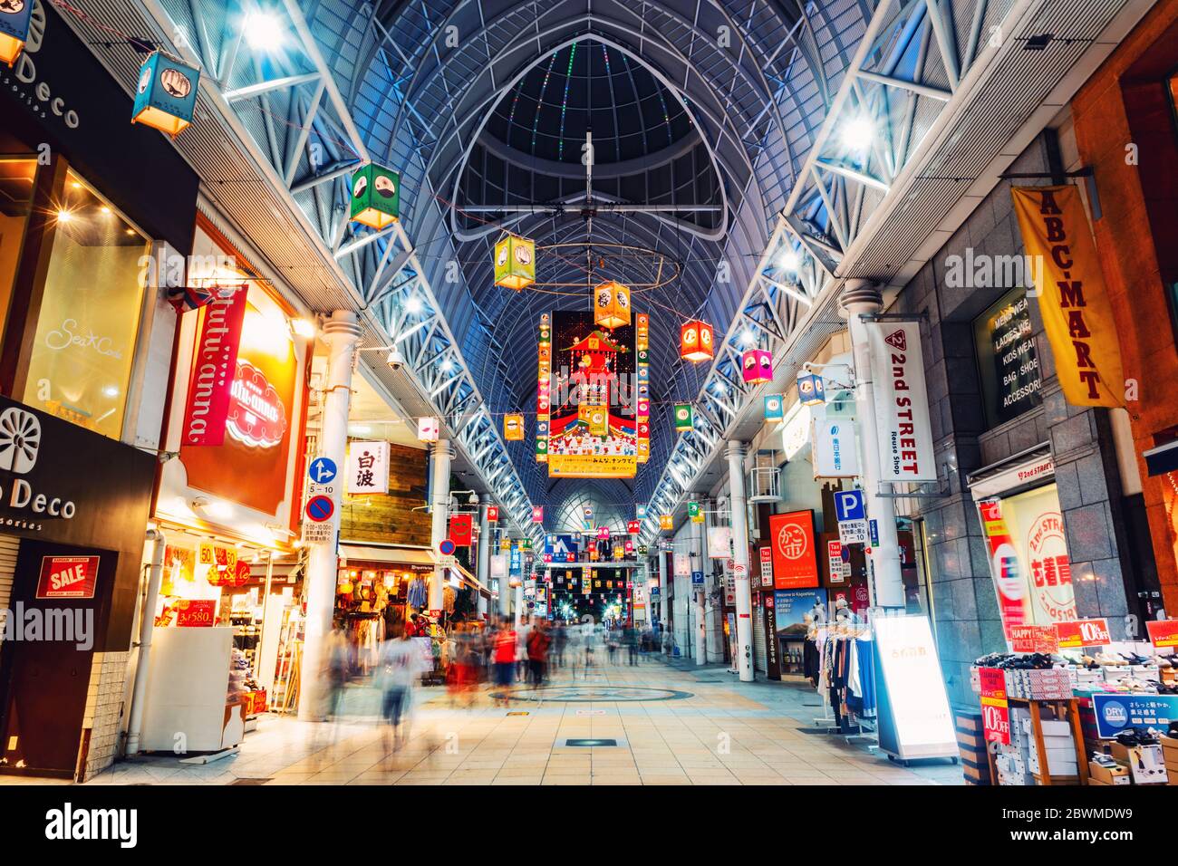 KAGOSHIMA, JAPON - 22 JUILLET 2018 : rues commerçantes centrales de Kagoshima, Kyushu, Japon la nuit. Magasins et restaurants éclairés avec divers panneaux Banque D'Images