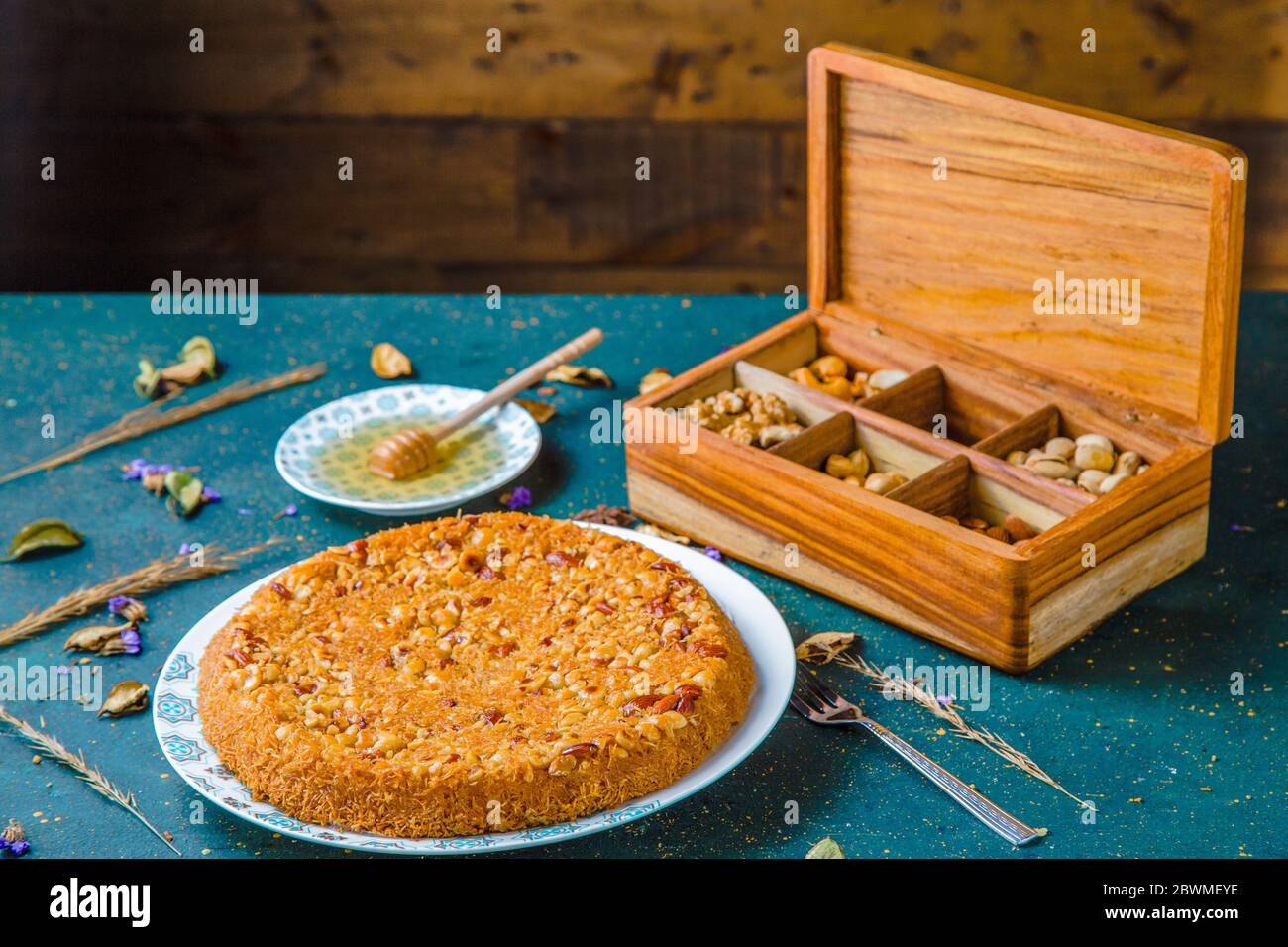 Gâteau sur table avec boîte en bois pleine de divers noix Banque D'Images
