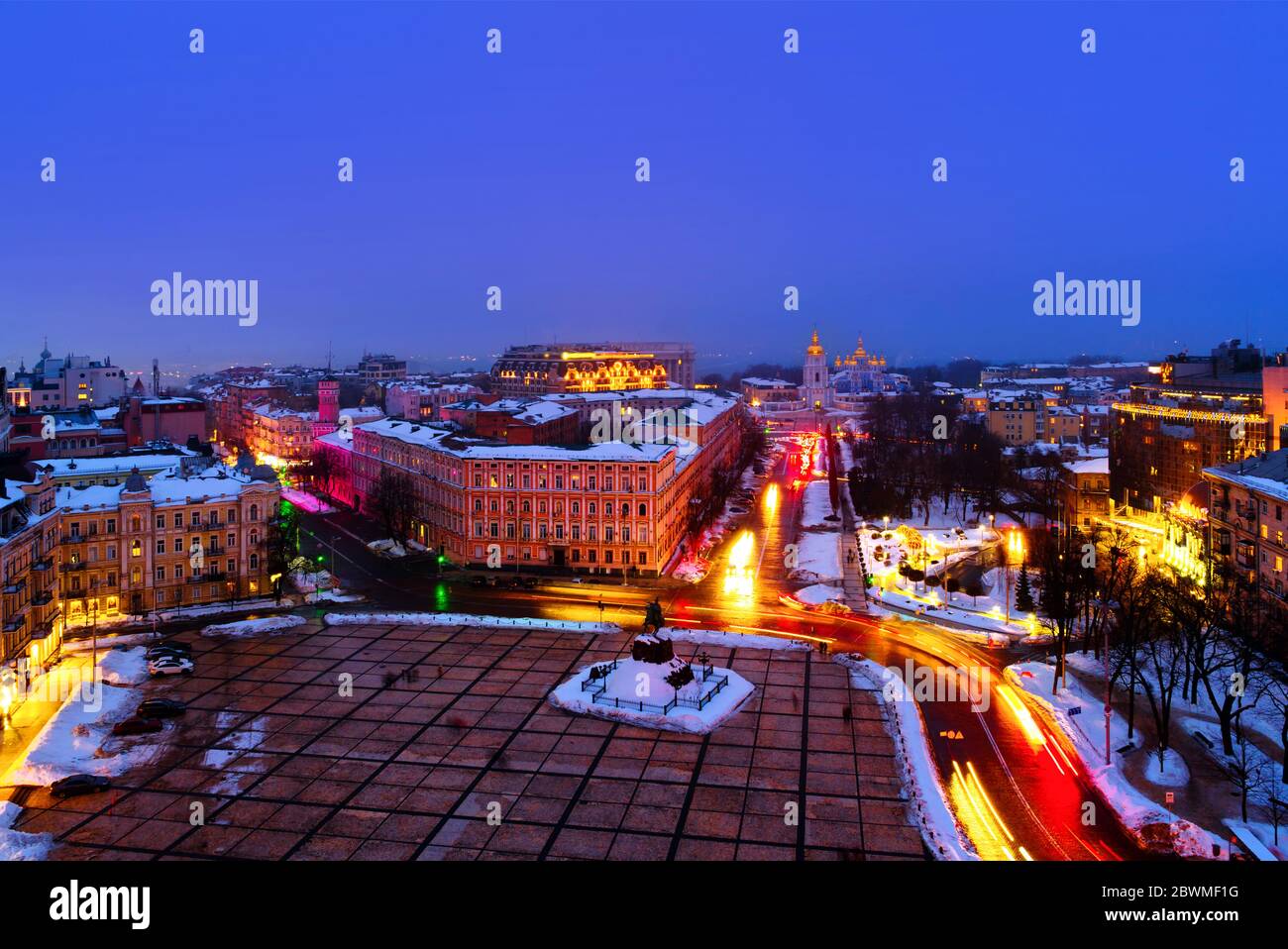 Kiev, Ukraine. Vue aérienne de Kiev, Ukraine, avec vue sur le monastère Saint-Michel d'Or et de Domed et la circulation en hiver avec un ciel sombre Banque D'Images