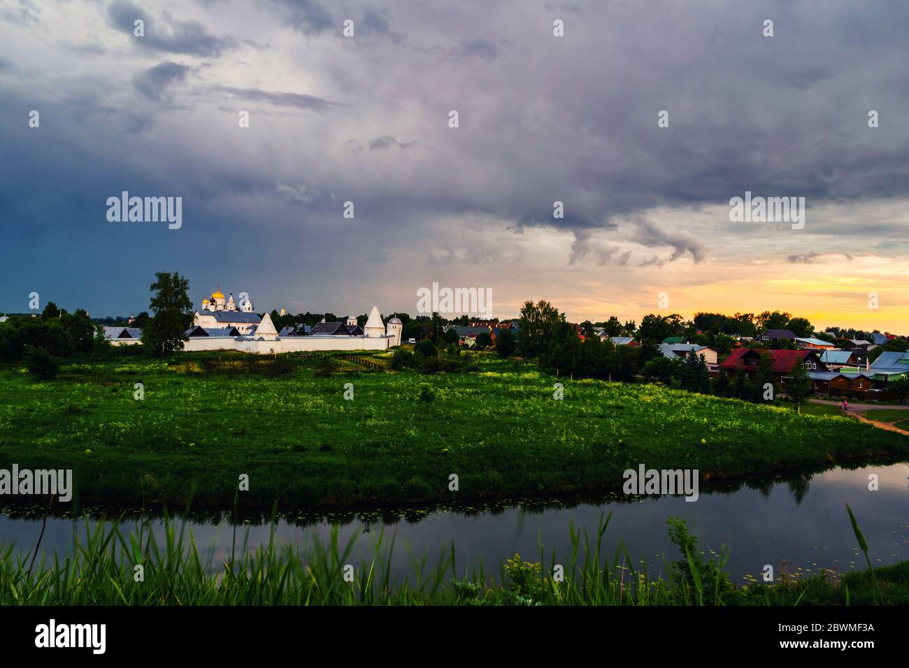 Suzdal, la Russie. Vue aérienne de l'Intercession (Monastère Pokrovsky) à Suzdal, la Russie lors d'un ciel nuageux en soirée. Tour d'or voyage en Russie Banque D'Images