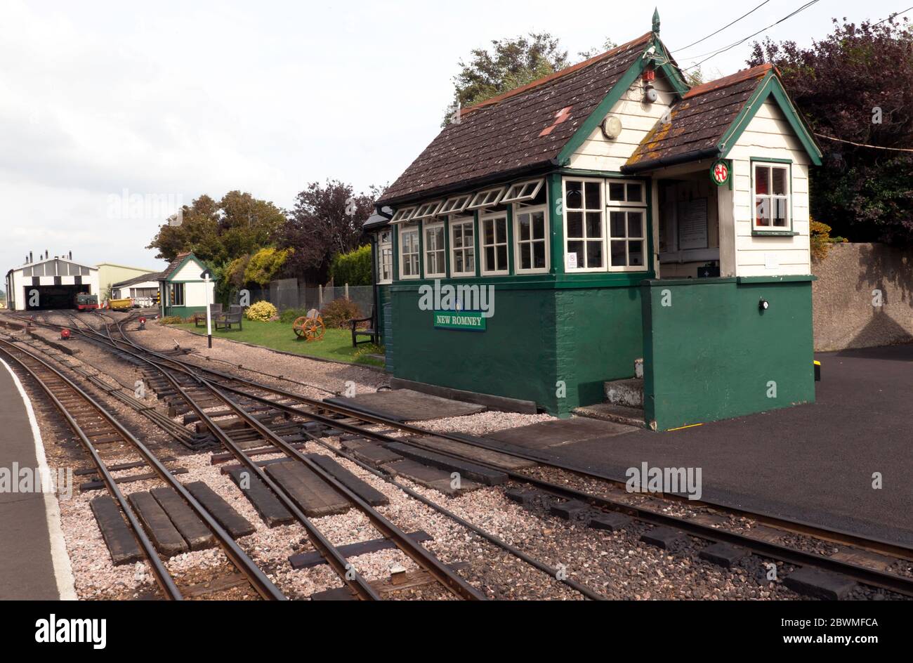 Vue de New Romney signal Box, en regardant vers les Engine Sheds, sur Romney, Hythe & Dymchurch Railway, Kent Banque D'Images