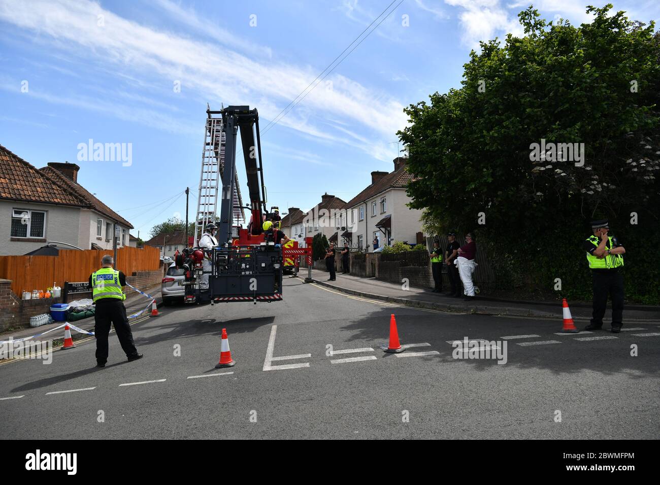 Une scène d'officier de crime est à bord d'une plate-forme aérienne, exploitée par les pompiers, devant une maison sur Wessex Road à Salisbury, dans le Wiltshire, où deux femmes sont mortes lundi à la suite d'une perturbation. Un homme dans ses années 30 a été arrêté pour meurtre et placé en détention au commissariat de police de Melksham. Banque D'Images