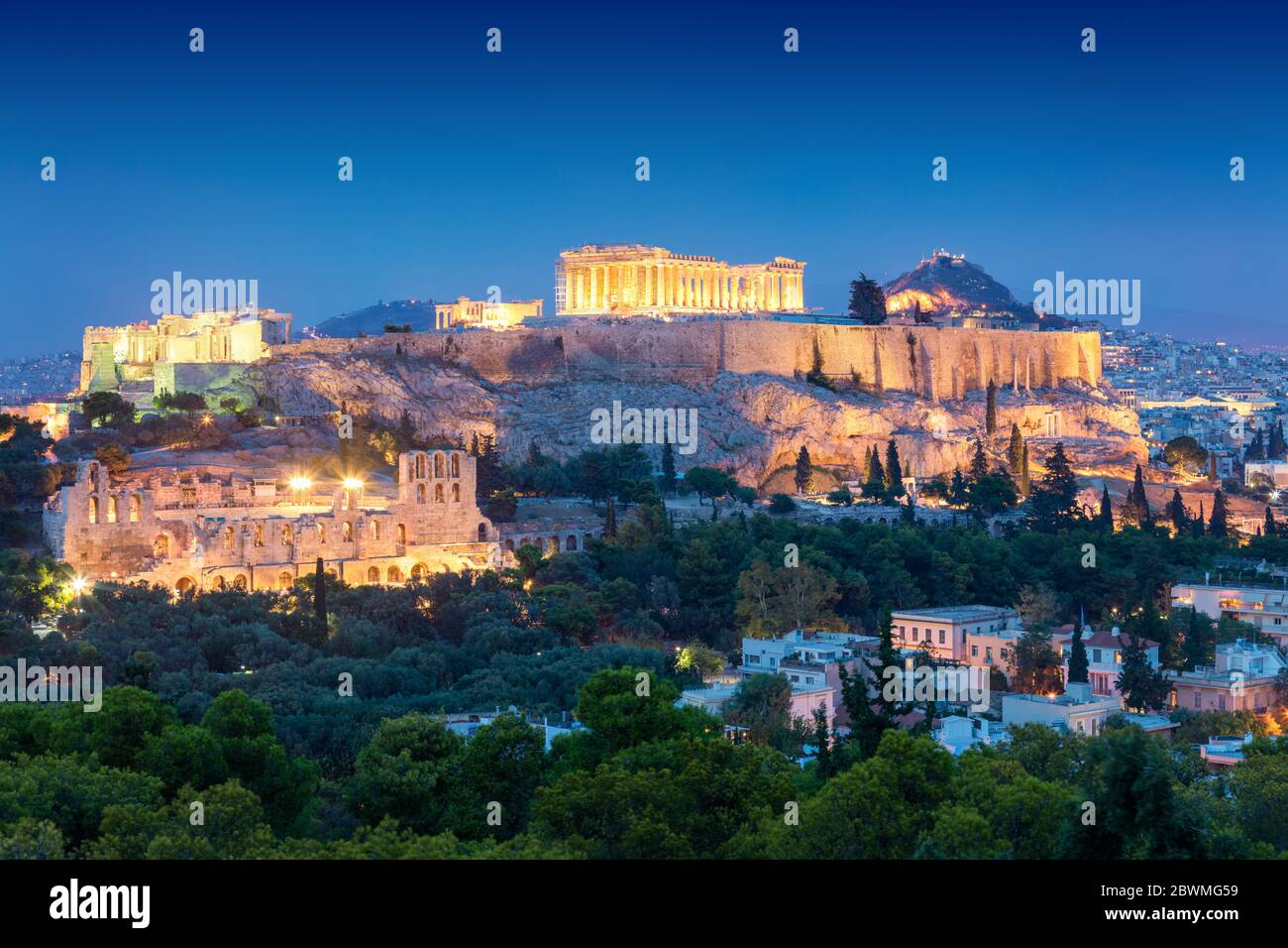 Vue aérienne de l'Acropole de Hil avec Parthénon, au-dessus de la ville pendant la soirée bleue heure à Athènes, Grèce Banque D'Images