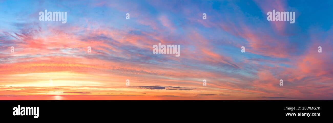 Grand lever de soleil panoramique Sundown Sanset Sky avec des nuages colorés, long panorama Banque D'Images