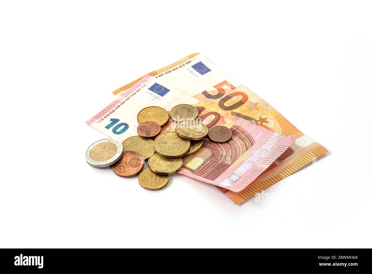 Chèque d'argent en crise économique et médicale, quelques pièces en euros sales et billets de banque avec risque d'infection par le coronavirus, isolé sur un backgro blanc Banque D'Images