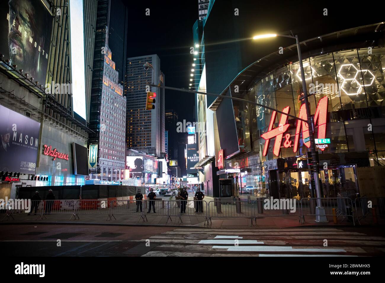 (200602) -- NEW YORK, le 2 juin 2020 (Xinhua) -- les policiers gardent la garde à Times Square après le couvre-feu à New York, aux États-Unis, le 1er juin 2020. La ville de New York a été mise sous le couvre-feu lundi soir pour contenir les manifestations violentes à la suite de la mort de l'homme noir George Floyd, selon une déclaration conjointe du maire Bill de Blasio et du gouverneur de l'État de New York Andrew Cuomo. (Photo de Michael Nagle/Xinhua) Banque D'Images