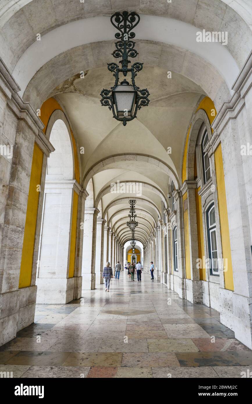 LISBONNE, PORTUGAL - 3 JUILLET 2019 : vue abstraite du bas de l'arche intérieure. Détail de l'arche triomphale de la rue Augusta (Arco do Triunfo) dans la ville de Banque D'Images