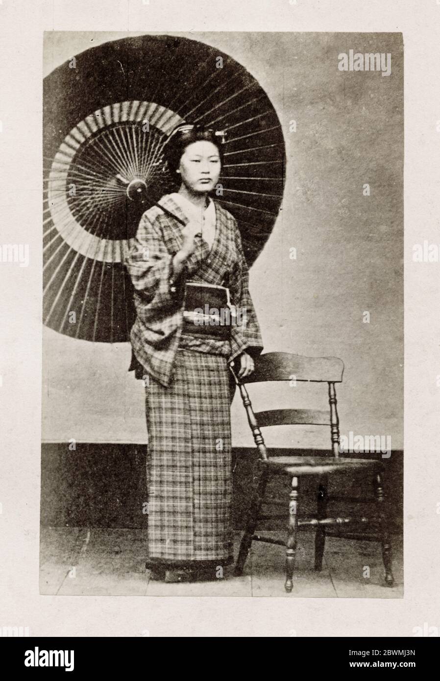 Photographie du XIXe siècle - Portrait photographique du Japon, probablement l'œuvre du photographe japonais Shimooka Renjo - femme avec parasol, parapluie. Banque D'Images