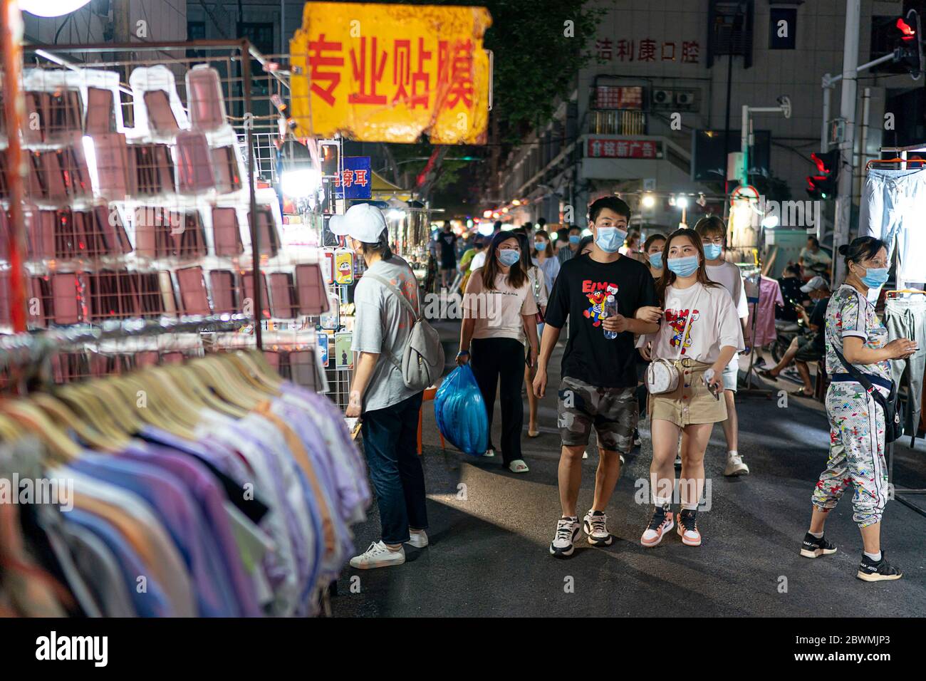 Wuhan, province chinoise de Hubei. 1er juin 2020. Les gens visitent un marché de nuit sur la route Baocheng à Wuhan, province de Hubei, dans le centre de la Chine, le 1er juin 2020. Wuhan, une fois durement frappé par la COVID-19, a vu sa vie urbaine peu à peu revenir à la normale. Crédit: Xiong Qi/Xinhua/Alay Live News Banque D'Images