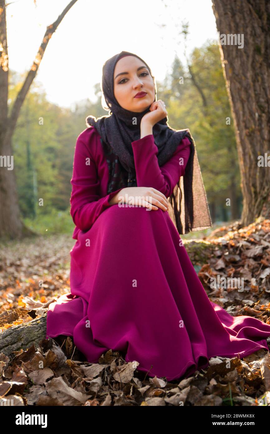Fille avec hijab, en robe longue et formelle marchant sur l'herbe, automne  sec, jour ensoleillé sur la montagne, feuilles tombées Photo Stock - Alamy