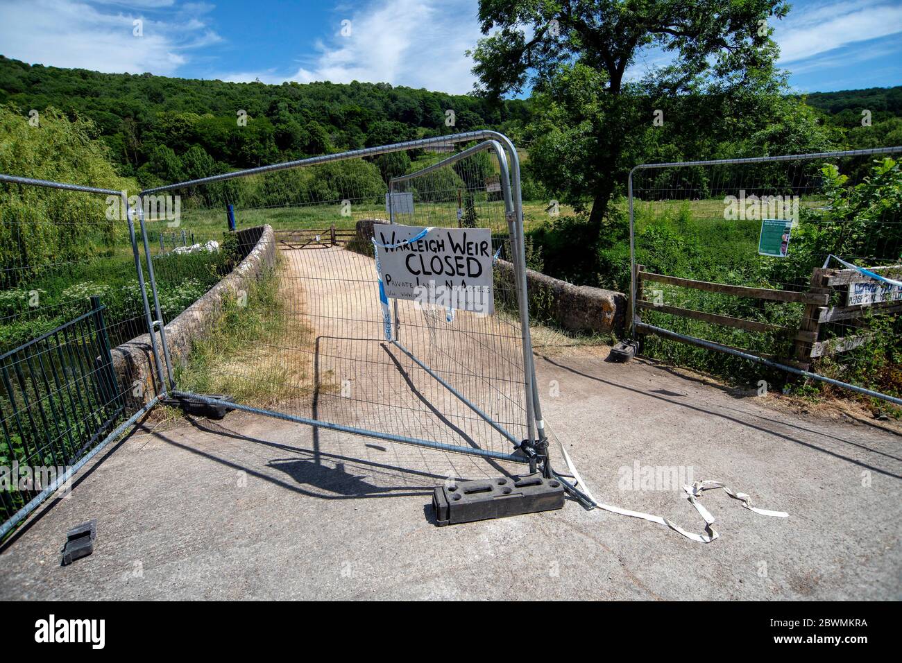 Les gens continuent de affluer vers Warleigh Weir sur la rivière Avon près de Bath dans Somerset, malgré la fermeture du centre de beauté au public. Banque D'Images