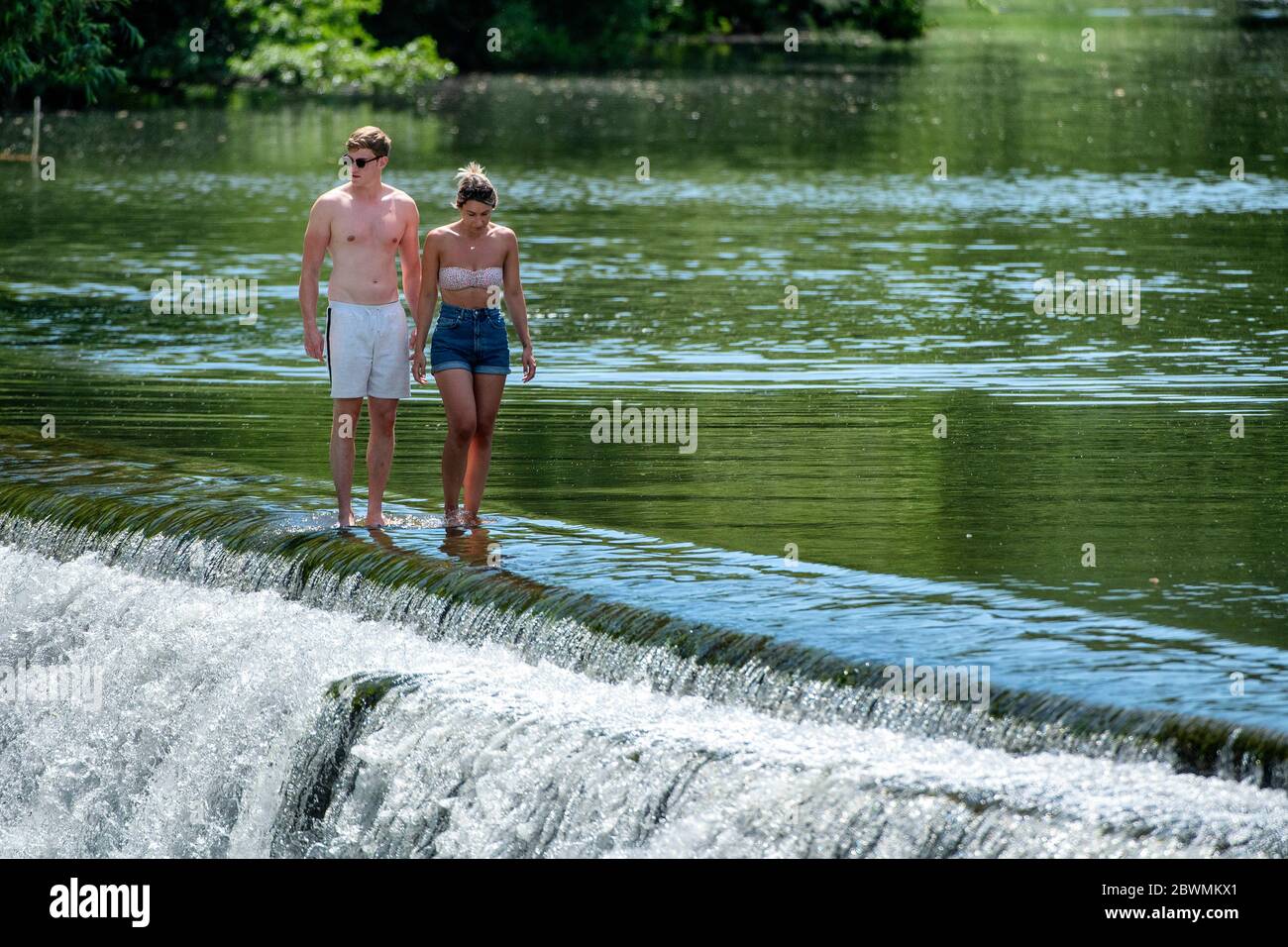 Les gens continuent de affluer vers Warleigh Weir sur la rivière Avon près de Bath dans Somerset, malgré la fermeture du centre de beauté au public. Banque D'Images