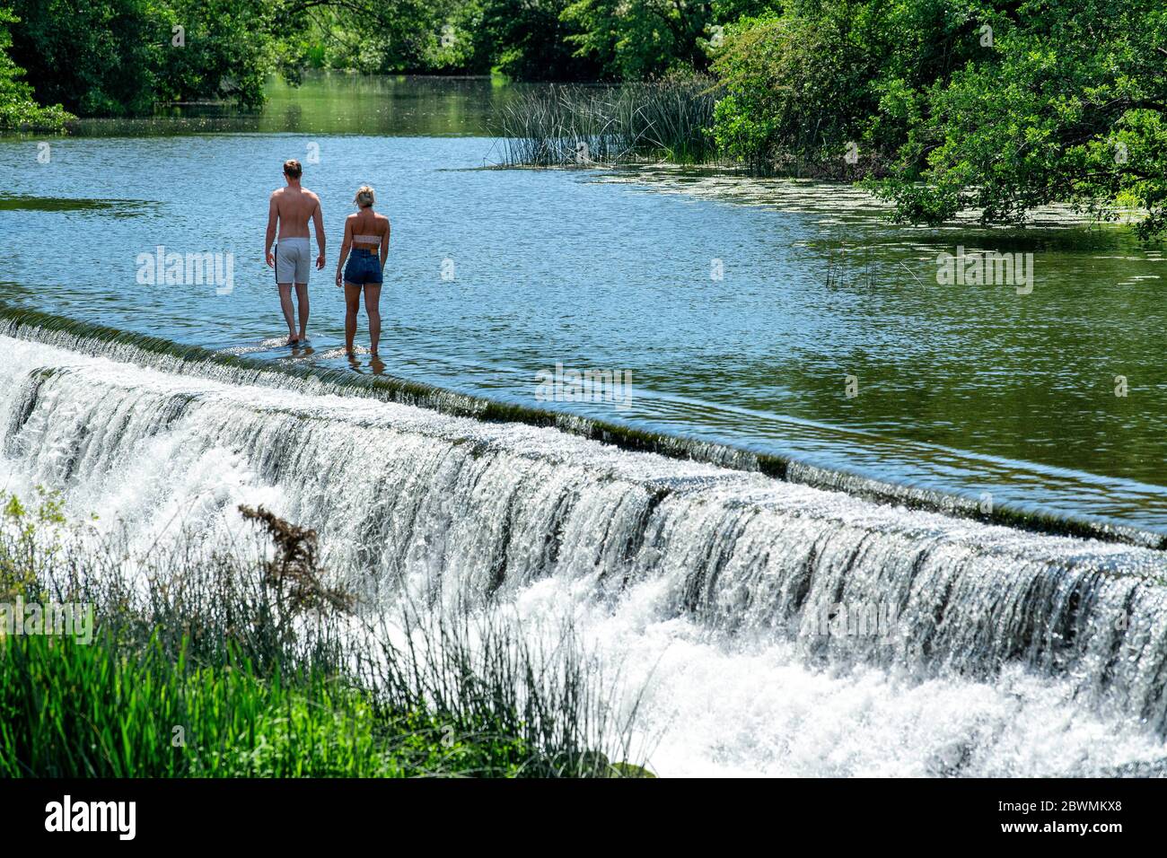 Les gens continuent de affluer vers Warleigh Weir sur la rivière Avon près de Bath dans Somerset, malgré la fermeture du centre de beauté au public. Banque D'Images