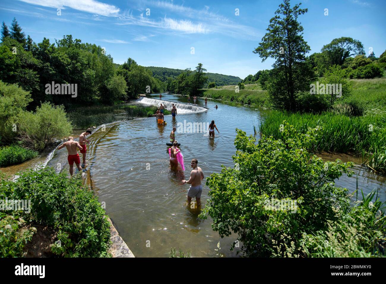 Les gens continuent de affluer vers Warleigh Weir sur la rivière Avon près de Bath dans Somerset, malgré la fermeture du centre de beauté au public. Banque D'Images