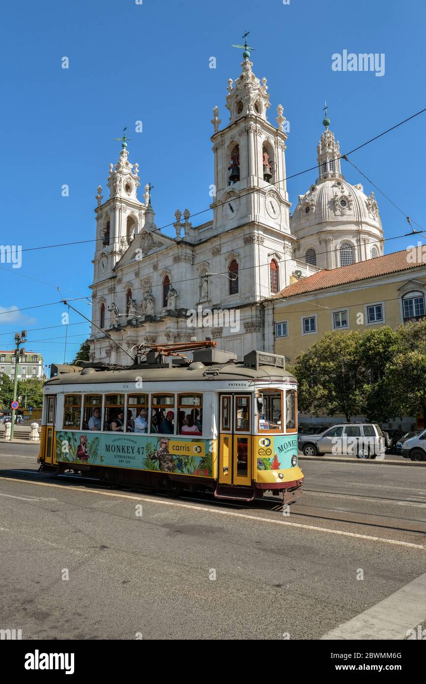 LISBONNE, PORTUGAL - 4 JUILLET 2019 : vue sur la basilique da Estrela et tramway rétro depuis les rues de Lisbonne, Portugal. Banque D'Images