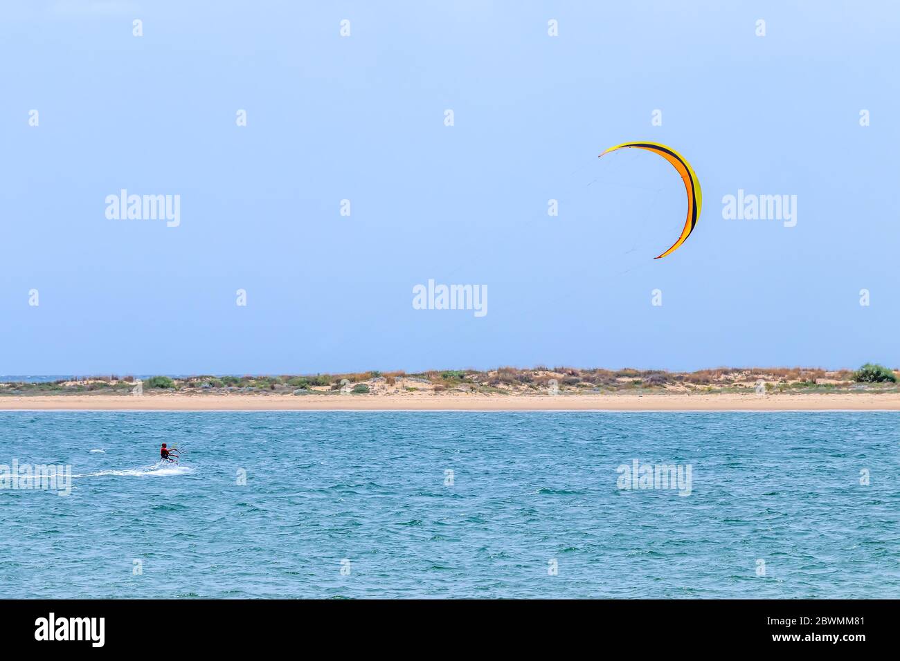 Kite surfeur à cheval sur la plage de El Portil, Huelva Banque D'Images