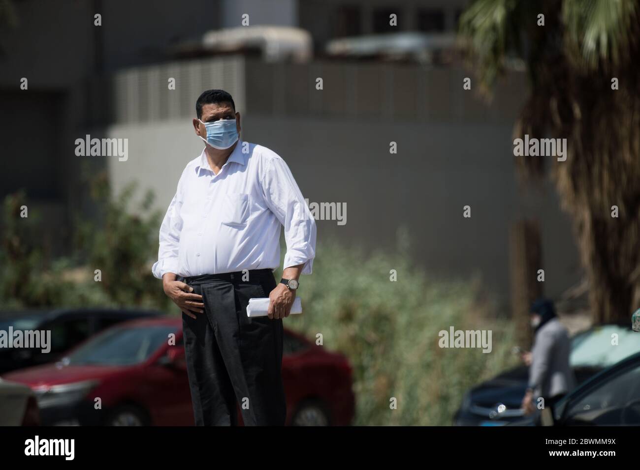 (200602) -- GIZA, 2 juin 2020 (Xinhua) -- UN homme portant un masque facial est vu dans une rue à Giza, en Égypte, le 2 juin 2020. L'Égypte a signalé lundi 1,399 nouveaux cas de COVID-19, portant le nombre total dans le pays à 26,384. (Xinhua/Wu Huiwo) Banque D'Images