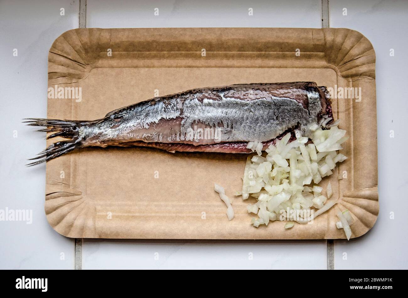 En-cas traditionnel hollandais, hareng cru avec morceaux d'oignon sur un morceau de carton Banque D'Images