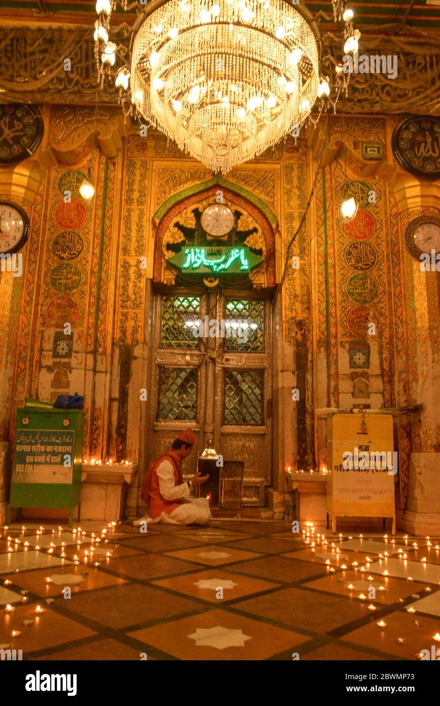 Ajmer, Inde. 1er juin 2020. 21,000 lampes ont été allumées à Dargah Ajmer pour mettre fin à la pandémie du virus carona. (Photo de Shaukat Ahmed/Pacific Press) crédit: Agence de presse du Pacifique/Alamy Live News Banque D'Images