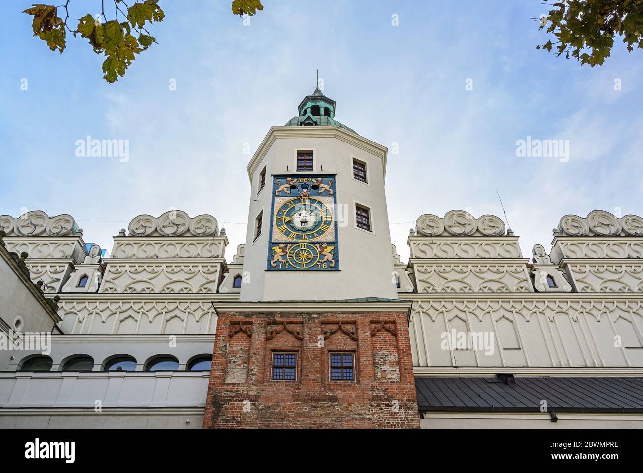 Horloge mécanique et façade du château ducal à Szczecin, Pologne, ancien siège des ducs de Pomerania-Stettin, ciel bleu avec espace de copie Banque D'Images