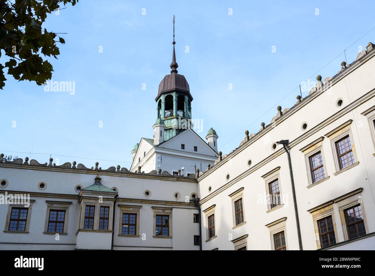 Tour et façade du château ducal à Szczecin, Pologne, ancien siège des ducs de Pomerania-Stettin, ciel bleu avec espace de copie Banque D'Images