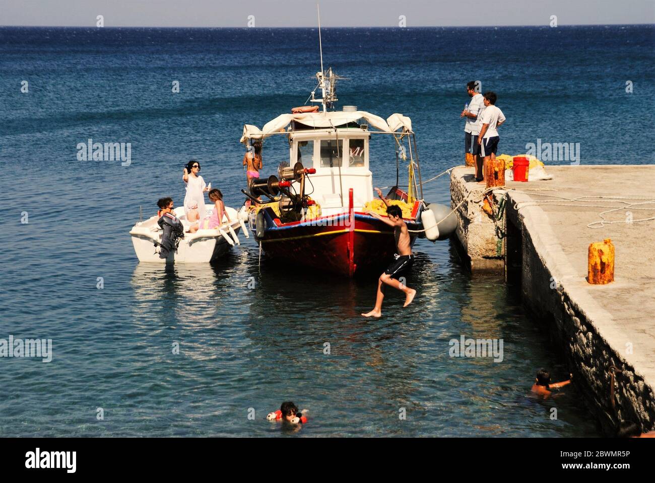 Grèce, île de Karpathos, gens ayant le temps de rafraîchissement au port de Diafani, août 16 2008. Banque D'Images