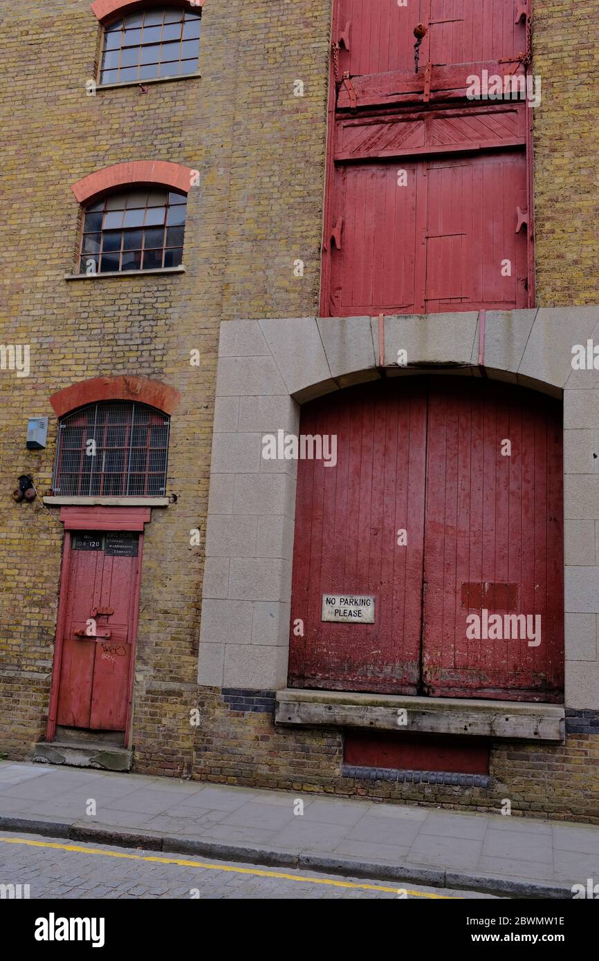 Entrée d'entrepôt en ruine victorienne dans les docklands de Londres Banque D'Images