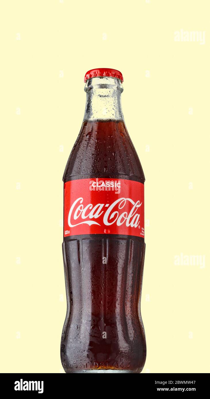 Bouteille Coca Cola, bouteille Coca-Cola. Coca-Cola Classic. La bouteille isolée sur jaune. Vue de héros tourné - MOSCOU , RUSSIE - MAI 30 2020. Banque D'Images