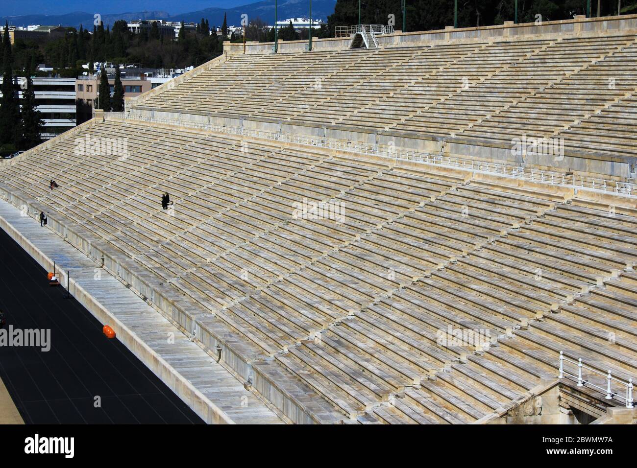 Sièges vides du stade panathénaïque à Athènes, Grèce. Banque D'Images