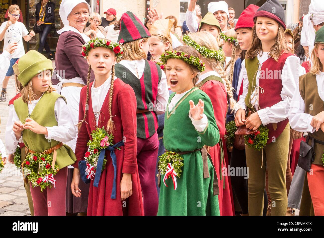 Landshut, Allemagne, 15 avril, 2017:un groupe d'enfants en costumes médiévaux se promègne dans la rue Banque D'Images